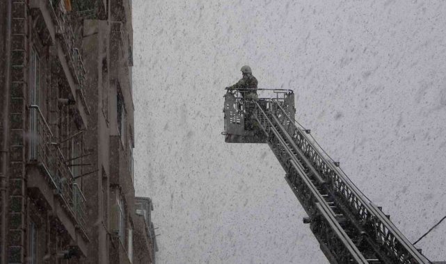 Maltepe&#039;de yangın çıkan evde mahsur kalan 2 kişi kurtarıldı