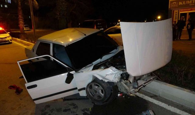 Manavgat&#039;ta alkollü sürücü otomobiliyle refüje çıktı: 2 yaralı