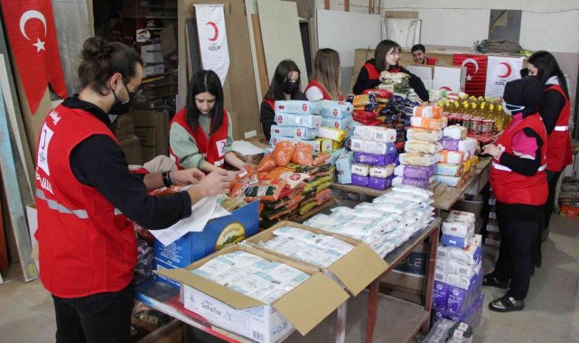 Manisa esnafından 100 aileye gıda kolisi yardımı