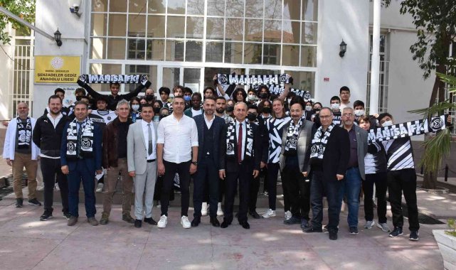 Manisa FK'lı futbolcular Şehzadeler Gediz Anadolu Lisesi öğrencileriyle buluştu