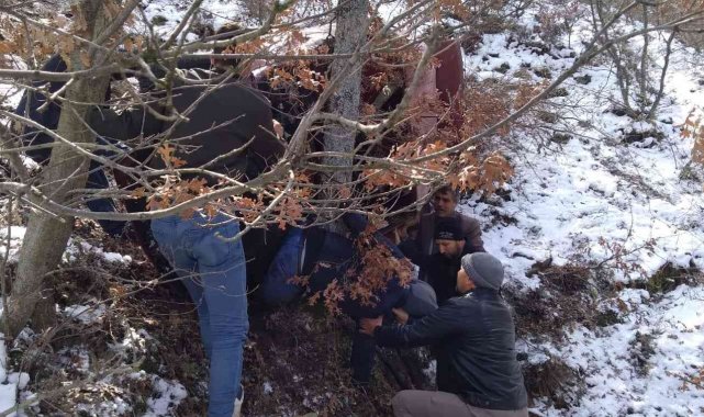 Manisa'da otomobil uçuruma yuvarlandı: 2 yaralı