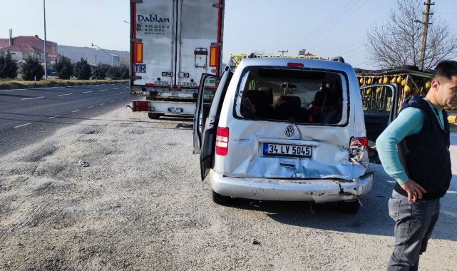 Manisa&#039;da tır ile ticari araç çarpıştı: 7 yaralı