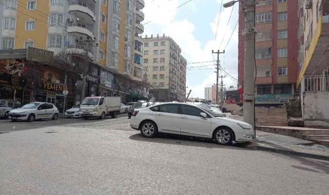 Mardin'de güneşli havada kar yağdı
