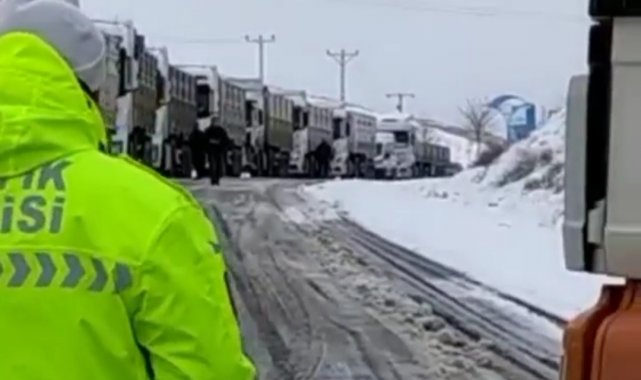 Mardin'de kar yağışı etkili oldu, onlarca tır kuyruğu oluştu