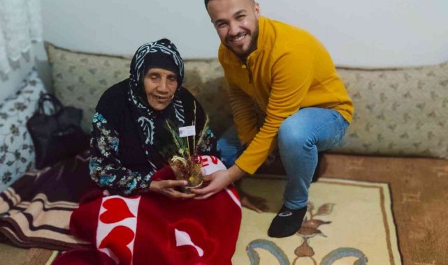 Mardinli öğretmen 3 ilde kadınlara çiçek hediye etti