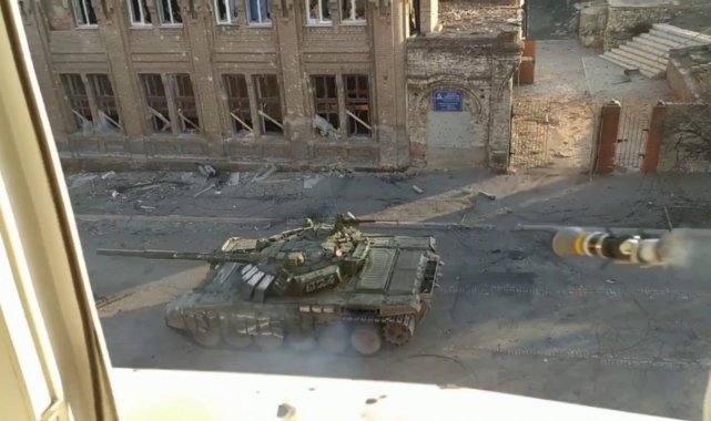 Mariupol'de ilerleyen Rus tankı el tipi tanksavar ile vuruldu