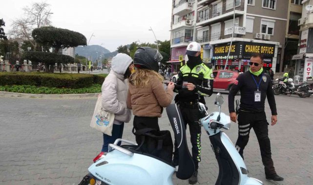 Marmaris'te motosiklet sürücülerine kask uygulaması