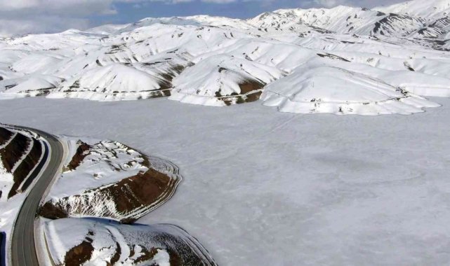 Mart ayına rağmen Dilimli Barajı&#039;nın buzları çözülmedi