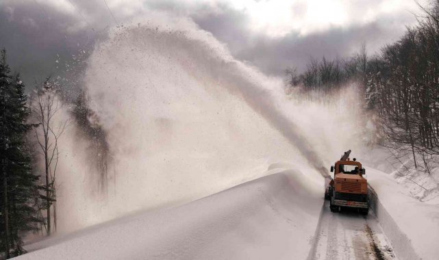Mart bitti, kar esareti bitmedi: 2 metre karla zorlu mücadele