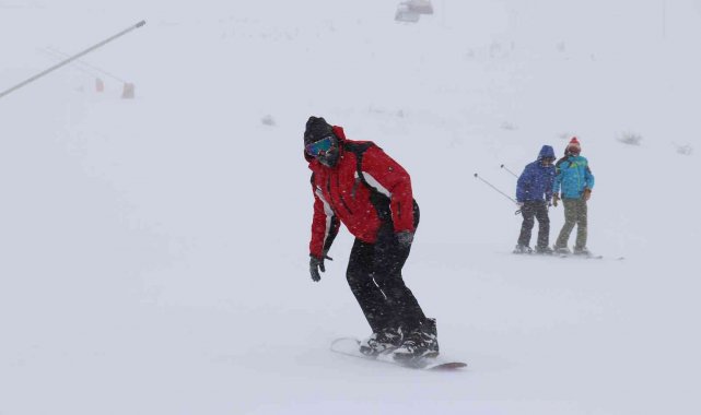 Mart'ta kar kalınlığı 145 santimetre oldu, kayak severler oraya koştu