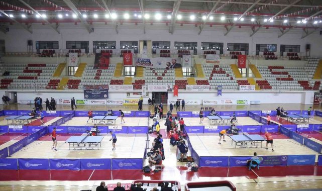 Masa tenisi 1. ve 2. lig terfi müsabakaları Sivas'ta sürüyor