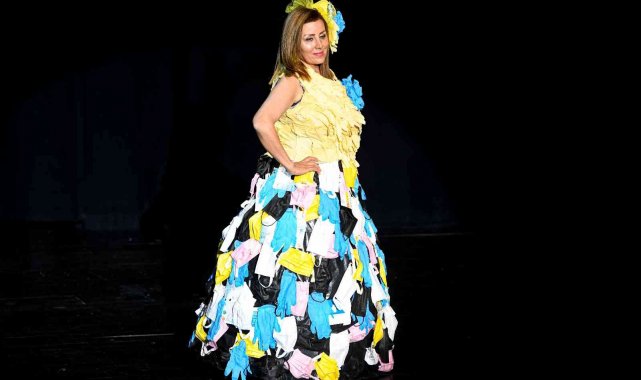 Maske ve eldivenden gece elbisesi yaptılar