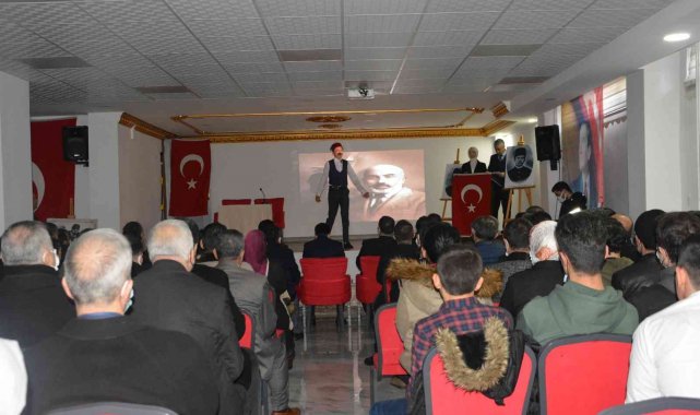 Mehmet Akif Ersoy dizeleriyle anıldı