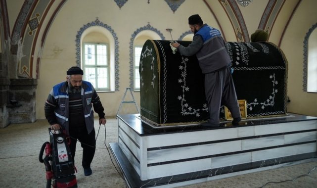 Melikgazi Belediyesi türbelerde gül suyu ile genel temizlik yaptı