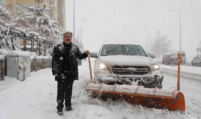 Melikgazi&#039;de karla mücadele ekipleri çalışmalarına aralıksız devam ediyor