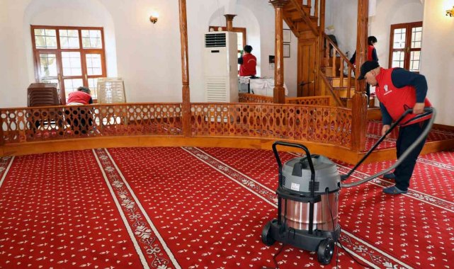 Menteşe&#039;de Camilere Ramazan temizliği