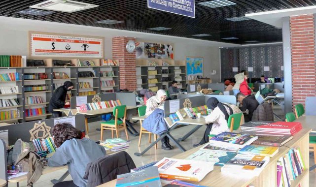 Meram Millet Kıraathanesi gençlerin ilgi odağı oldu