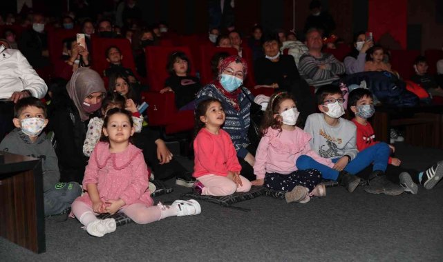 Merkezefendi Belediyesi Kent Tiyatrosu'nun sergilediği oyuna miniklerden yoğun ilgi