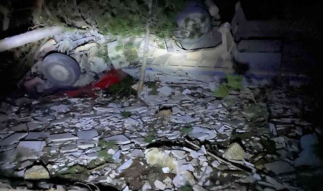 Mermer yüklü tır takla attı: 1 yaralı