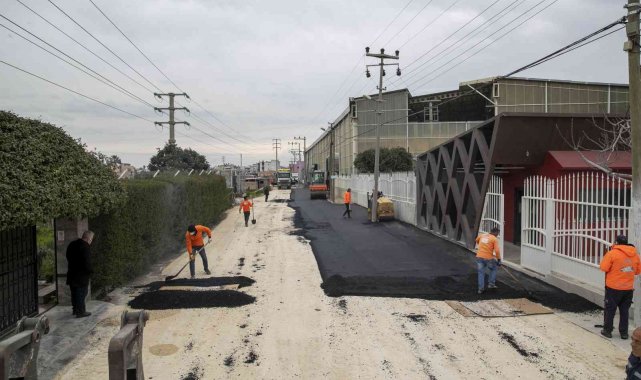 Mersin Büyükşehir Belediyesinin yol yapım çalışmaları sürüyor