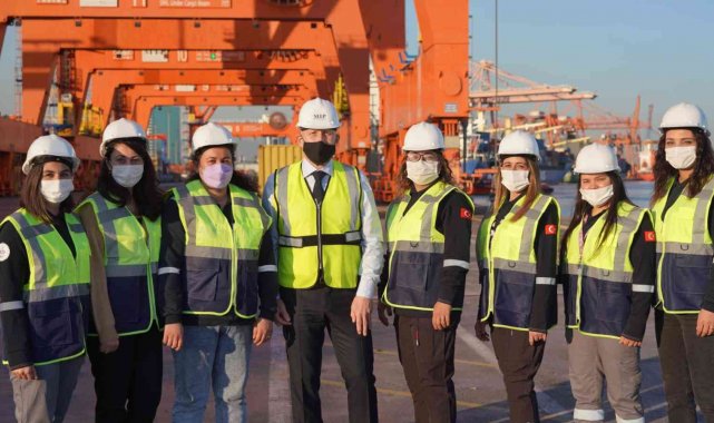 Mersin Limanı'nda 7 kadın puantör göreve başladı