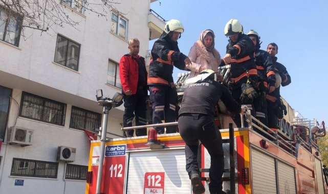 Mersin&#039;de 4 katlı binanın girişi çöktü