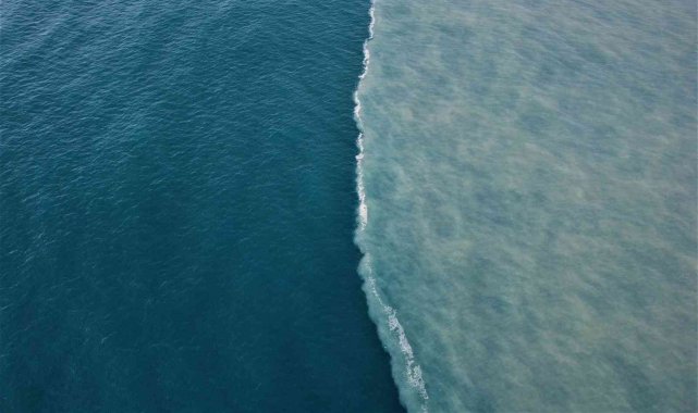 Mersin'de dere suyu, denizin rengini kahverengiye dönüştürdü