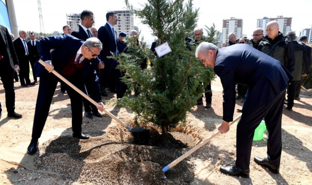 Mersin&#039;de fidanlar toprakla buluştu