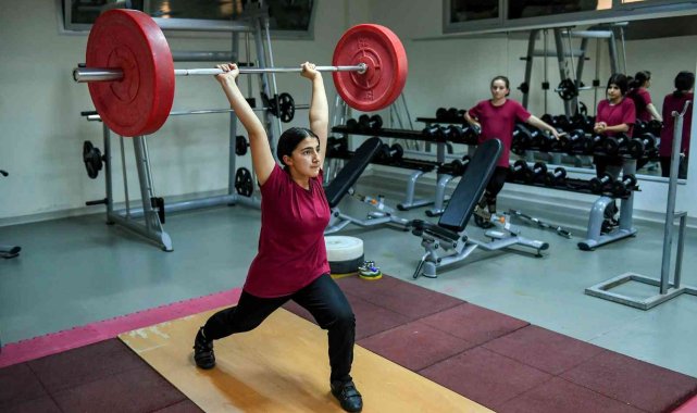 Mersin'de kız öğrenciler halter branşında ilerliyor