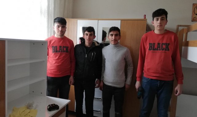 Meslek lisesi öğrencileri ihtiyaçlı ailelerin yanlarında oluyor