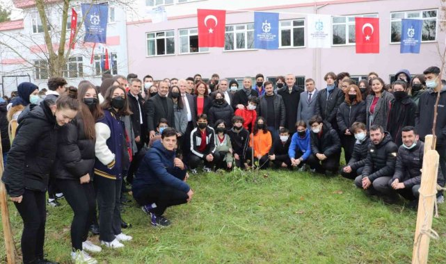 Meyve fidanları toprakla buluşuyor