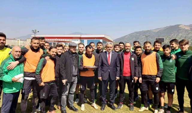 MHP Aydın İl Başkanı Alıcık'tan Efelerspor'a baklava ikramı