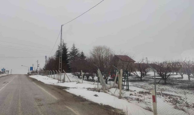 Mihalıççık'ta sabah saatlerinde kar etkili oldu