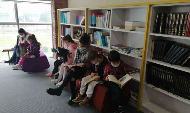 Minik öğrenciler Kültür Merkezinde kitap okudu