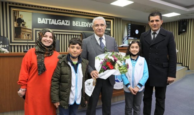 Minik öğrencilerden Başkan Güder&#039;e soru yağmuru