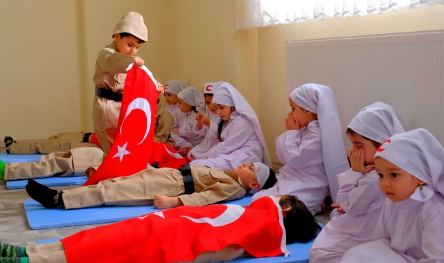 Minik öğrencilerden duygulandıran Çanakkale Zaferi canlandırması