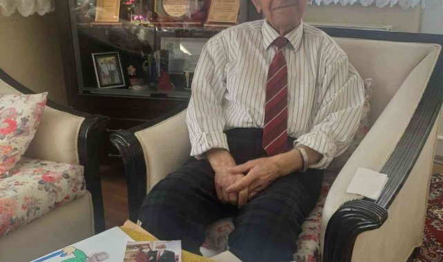 Minik öğrencilerden emekli öğretmen Hayrullah Saki'yi duygulandıran hediyeler