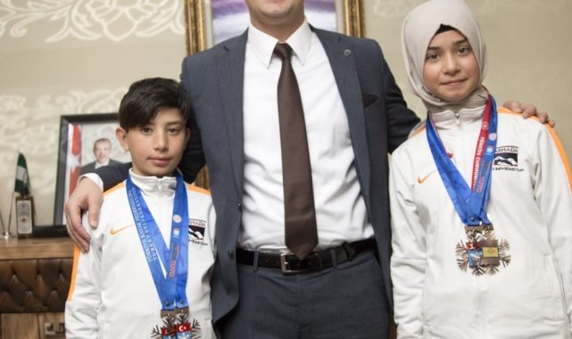 Minik snowboardculardan kaymakama ziyaret