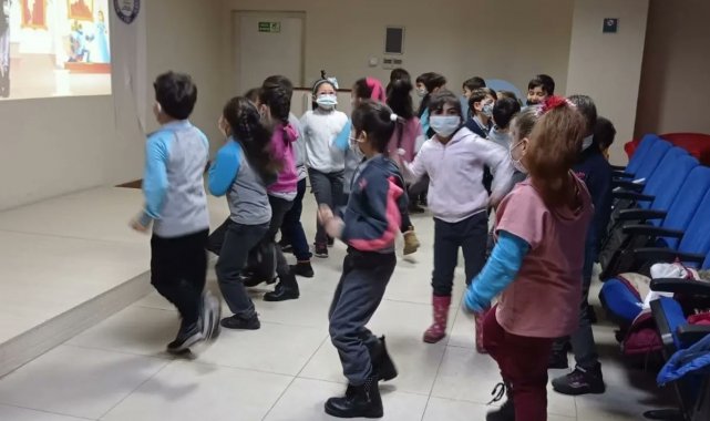 Minikler kütüphanede buluşmaya devam ediyor