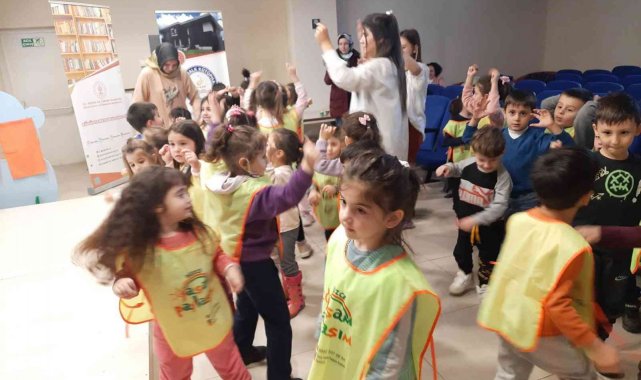 Minikler kütüphanede eğlenceli vakit geçirdi