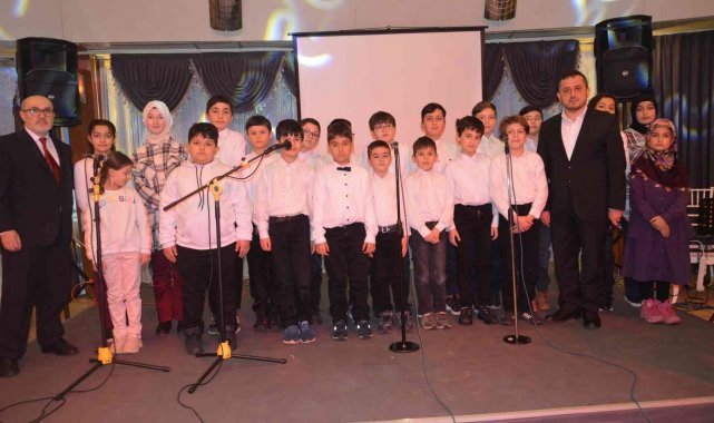 Minikler, Peygamber Efendimiz'i ilahilerle andı