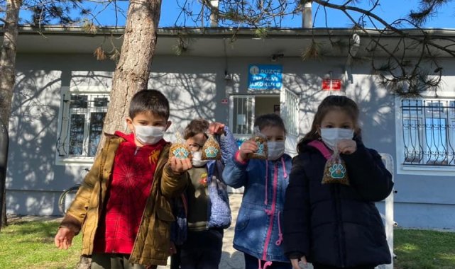 Minikler sokak hayvanlarını yemledi