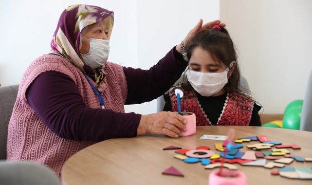 Miniklerden Yaşlılara Saygı Haftası'nda anlamlı ziyaret