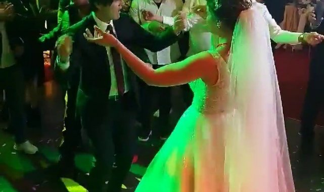 Montella, düğünde çiftetelli oynadı