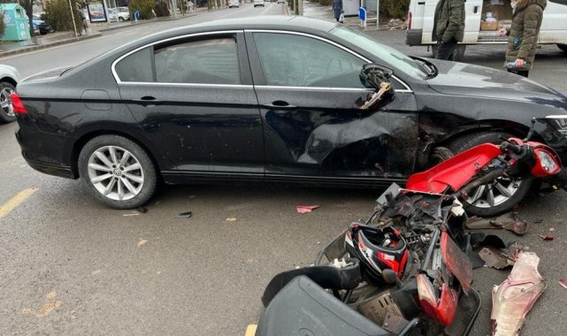 Motosiklet otomobile çarptı, 2 kişi yaralandı