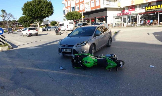 Motosiklet sürücüsü başındaki kask sayesinde hayatta kaldı