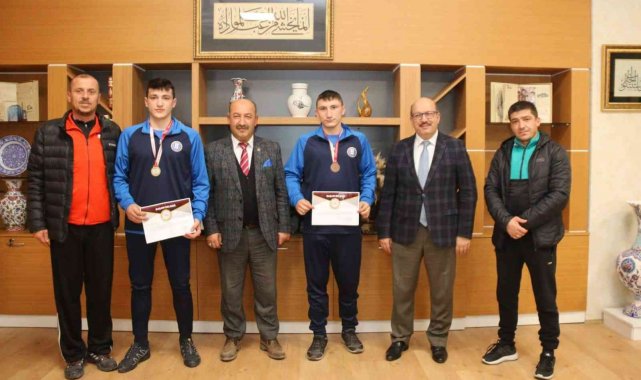 Müdür Başyiğit, boks şampiyonu öğrencileri kabul etti