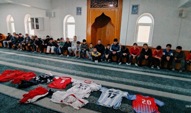 Müezzin camiye gelen çocukları hediyelerle sevindiriyor