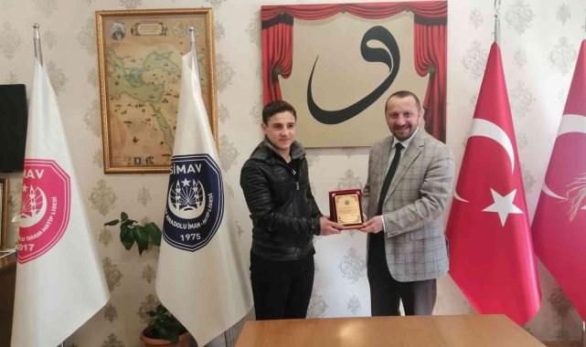 Müftü Serçe, Hafızlık Yarışması birincisi Saad El Salih'i plaketle ödüllendirdi