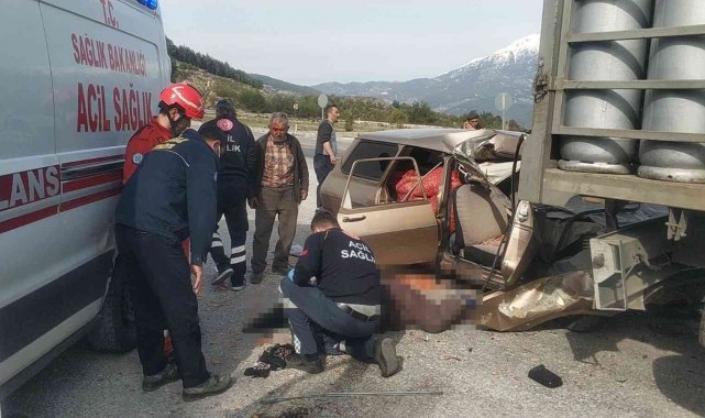 Muğla'da otomobil park halindeki kamyona çarptı: 1 ölü 1 yaralı